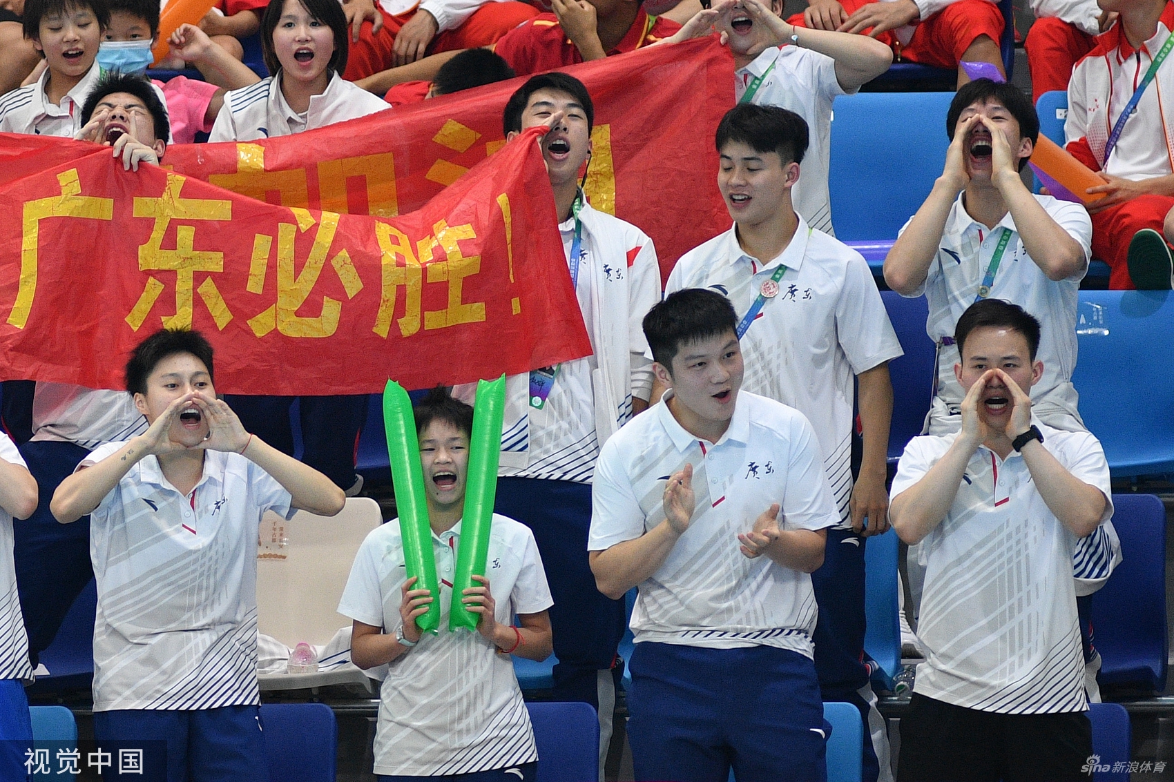 樊振东与全红婵为陈艾森加油助威