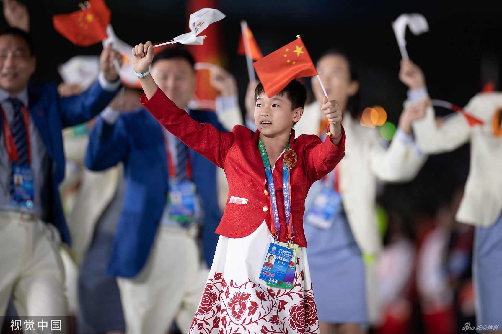 广东代表团护旗手全红婵