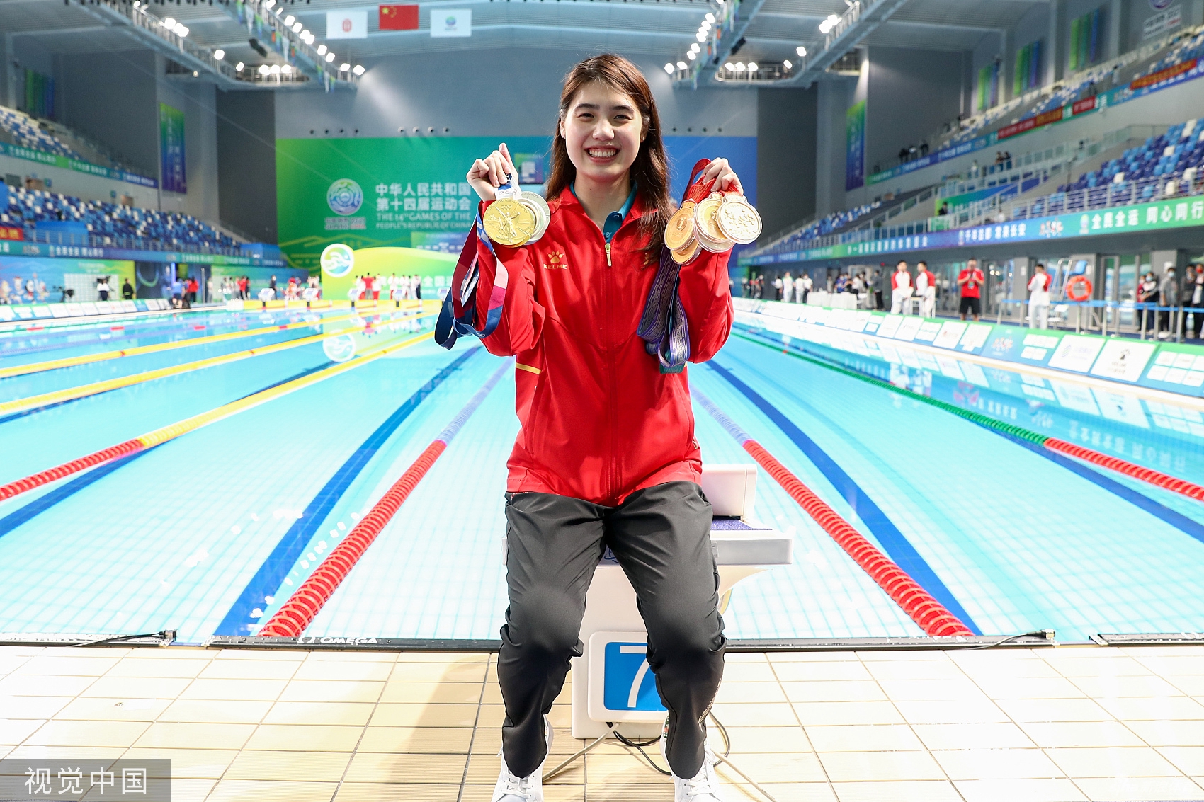 进货完成！张雨霏展示6金3银笑容超甜