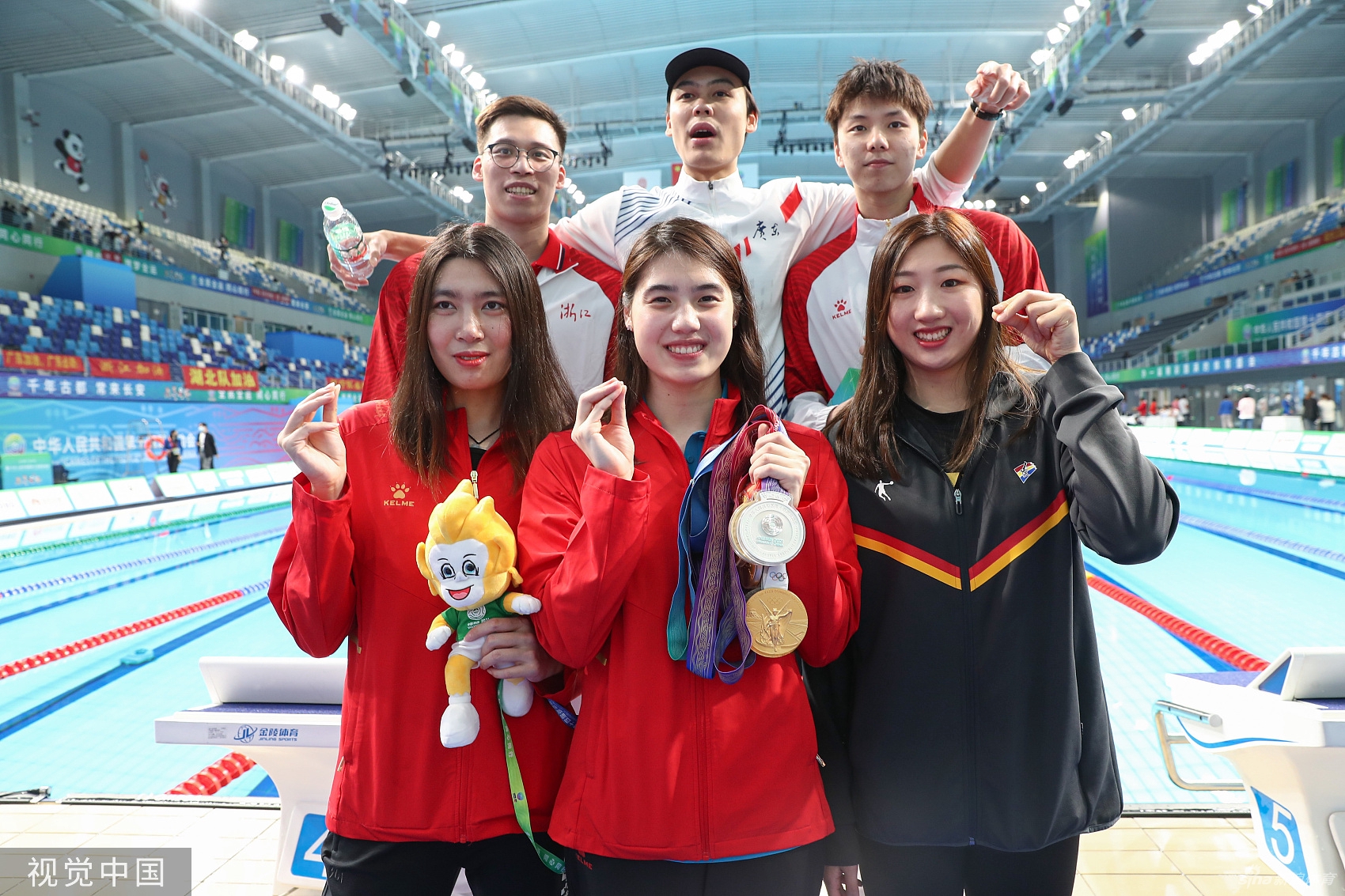 进货完成！张雨霏展示6金3银笑容超甜