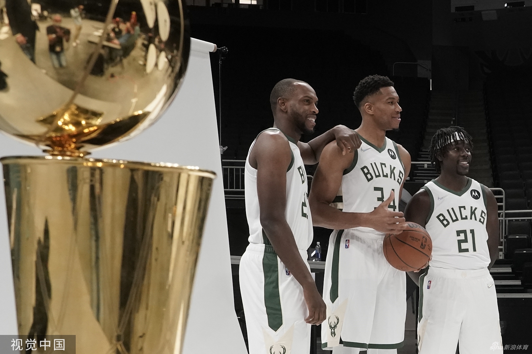 卫冕冠军雄鹿队媒体日拍摄写真