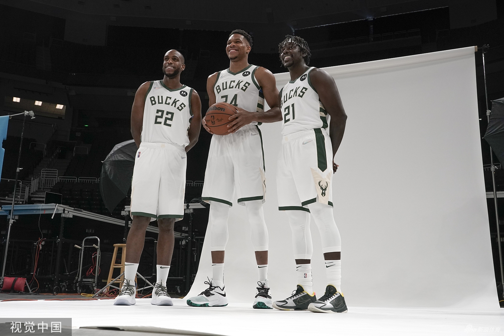 卫冕冠军雄鹿队媒体日拍摄写真