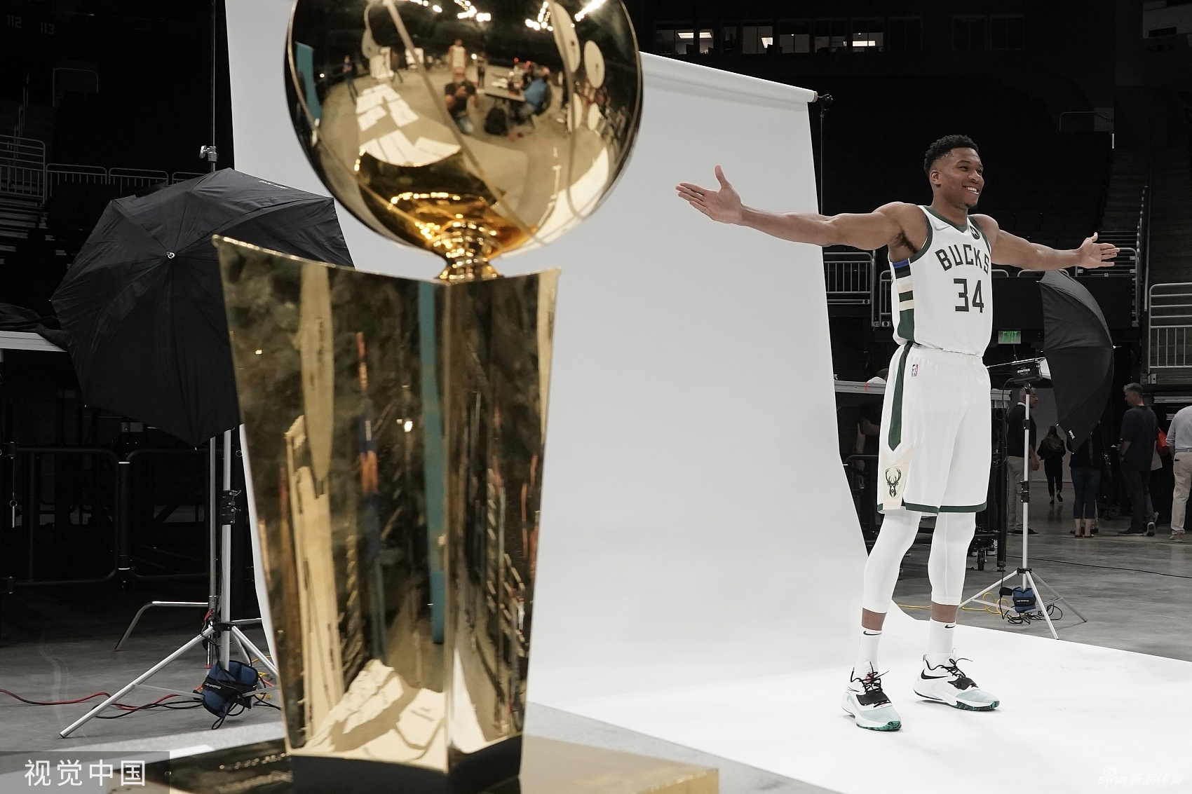 卫冕冠军雄鹿队媒体日拍摄写真