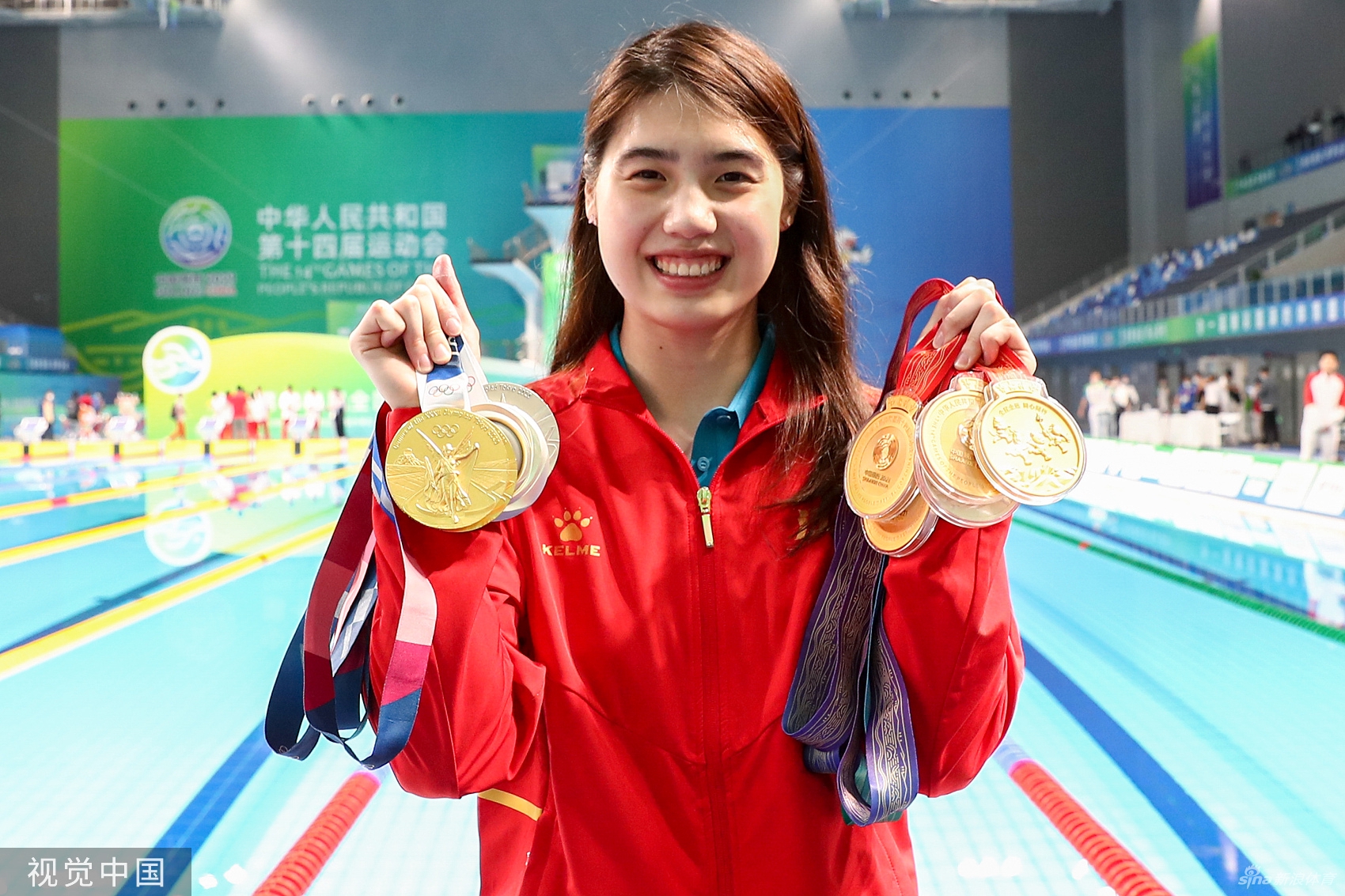 进货完成！张雨霏展示6金3银笑容超甜