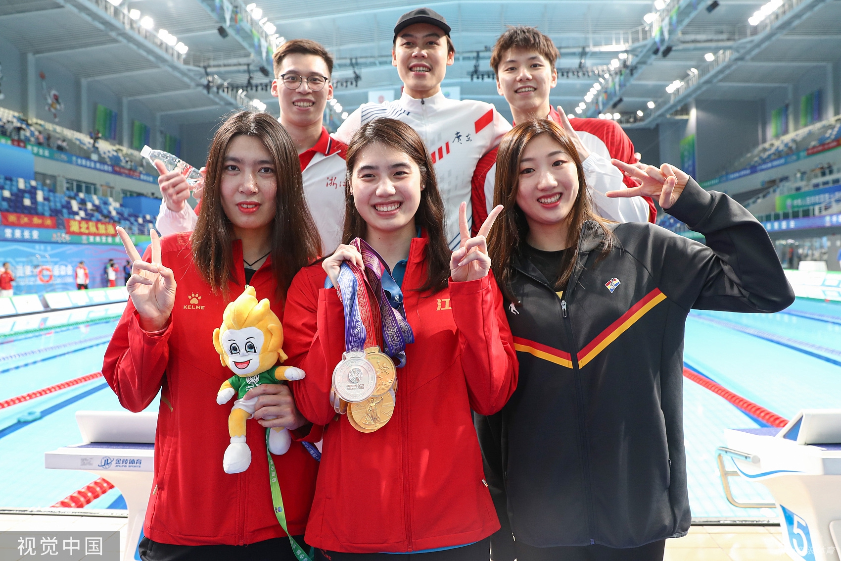 进货完成！张雨霏展示6金3银笑容超甜