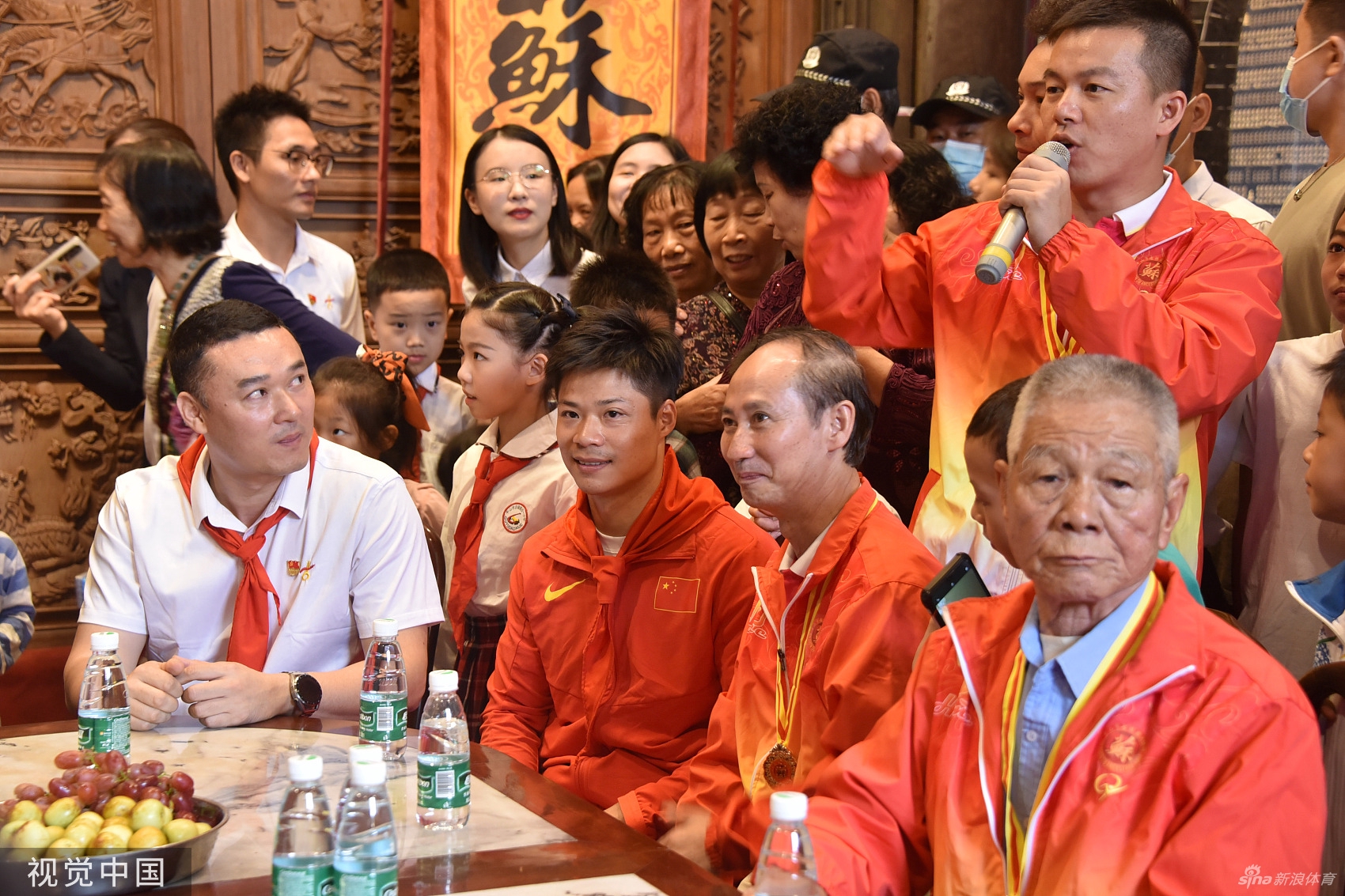 苏炳添回家乡中山古镇探望 与乡亲们交流合影