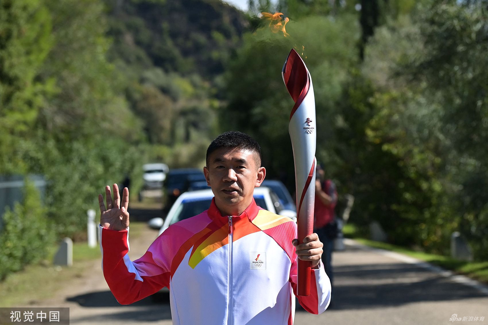 北京冬奥会火种在希腊点燃 李佳军传递火炬