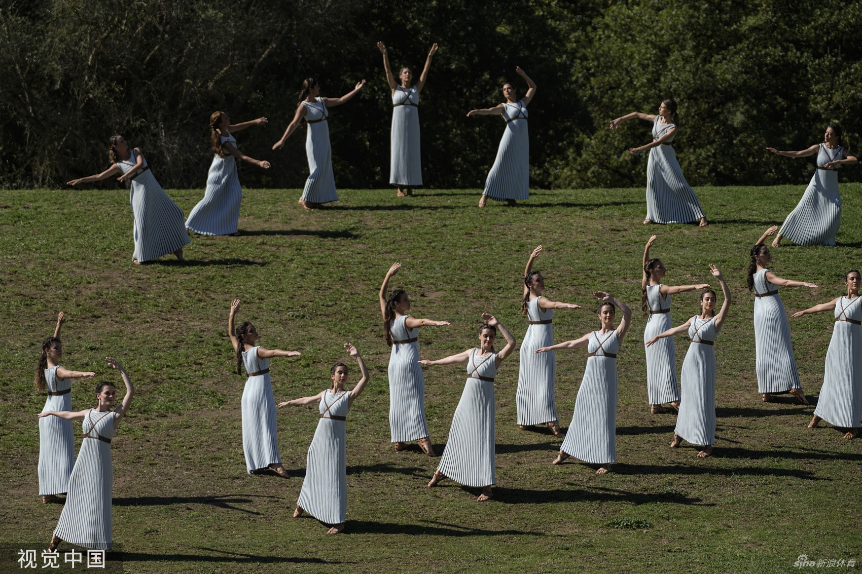 北京冬奥会火种在希腊点燃 李佳军传递火炬