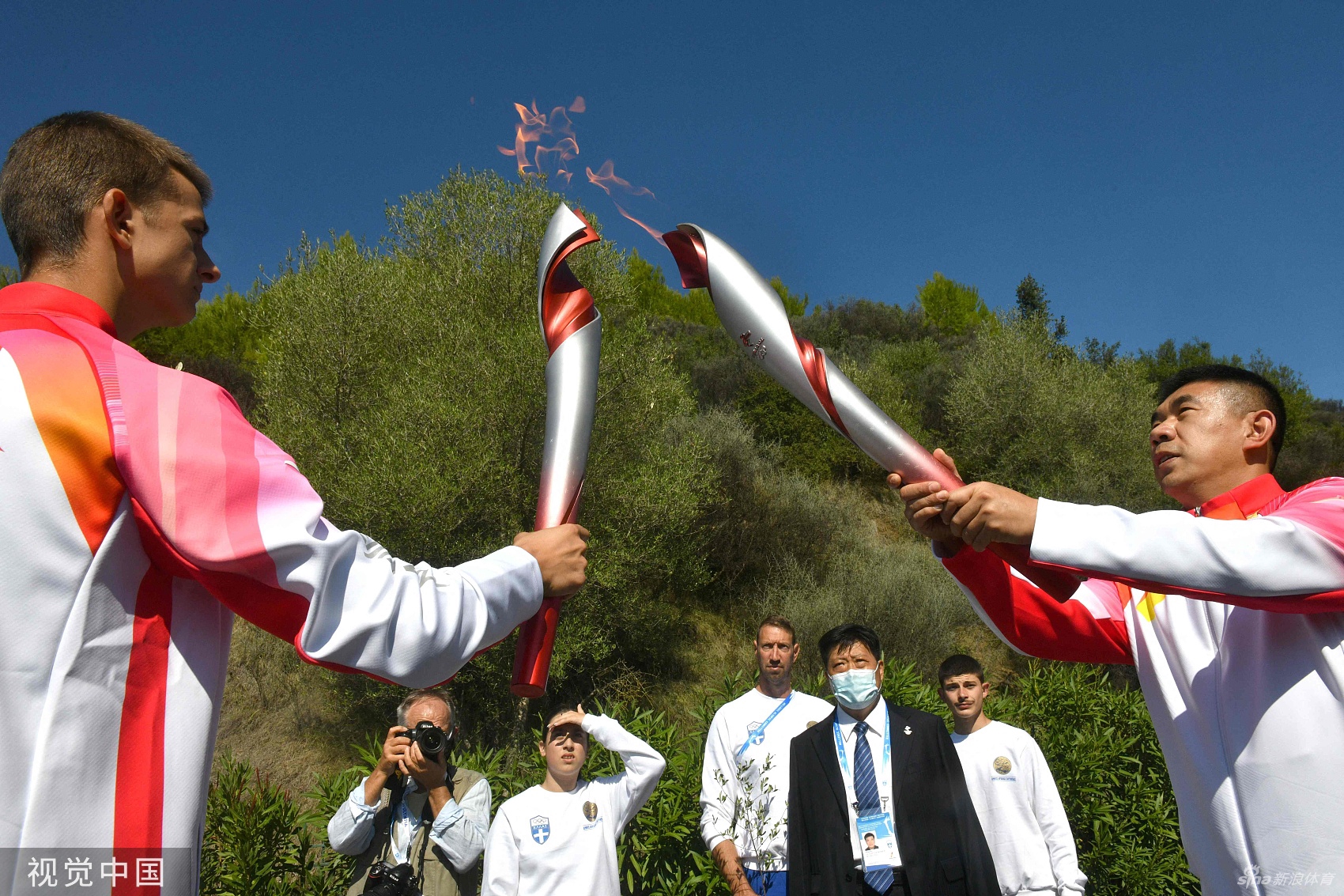 北京冬奥会火种在希腊点燃 李佳军传递火炬