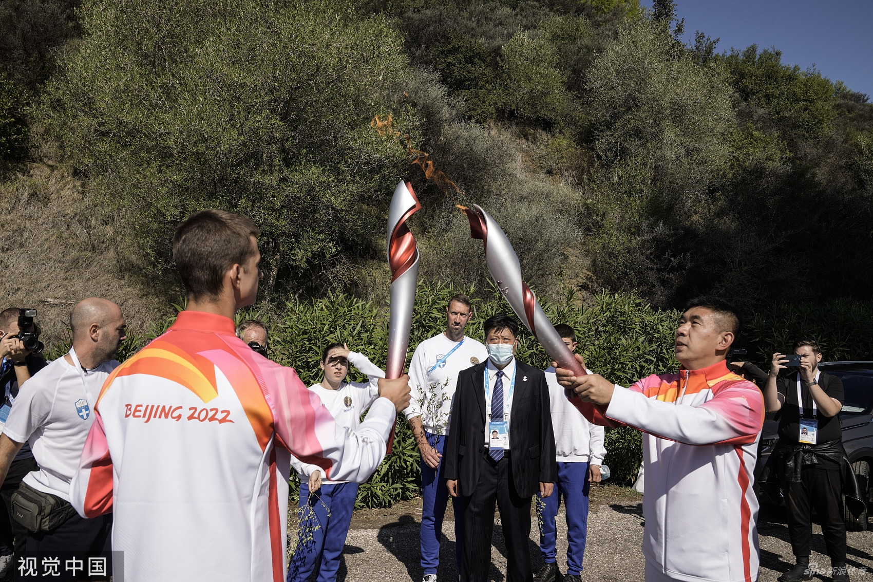 北京冬奥会火种在希腊点燃 李佳军传递火炬