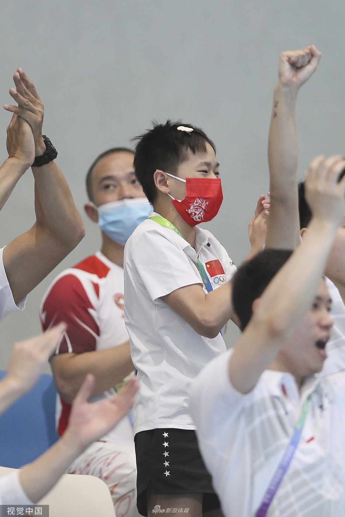 全红婵为广东队加油 与跳水男团合影