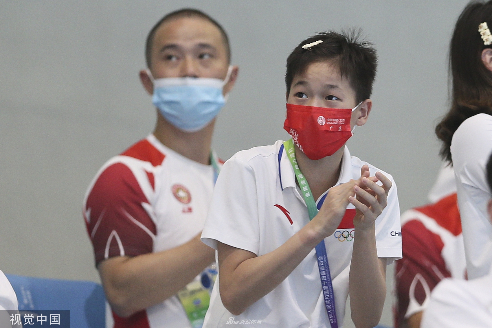全红婵为广东队加油 与跳水男团合影