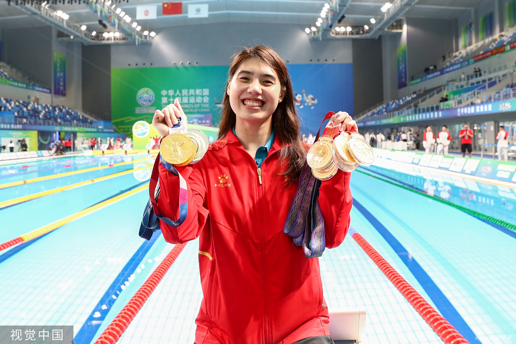 进货完成！张雨霏展示6金3银笑容超甜