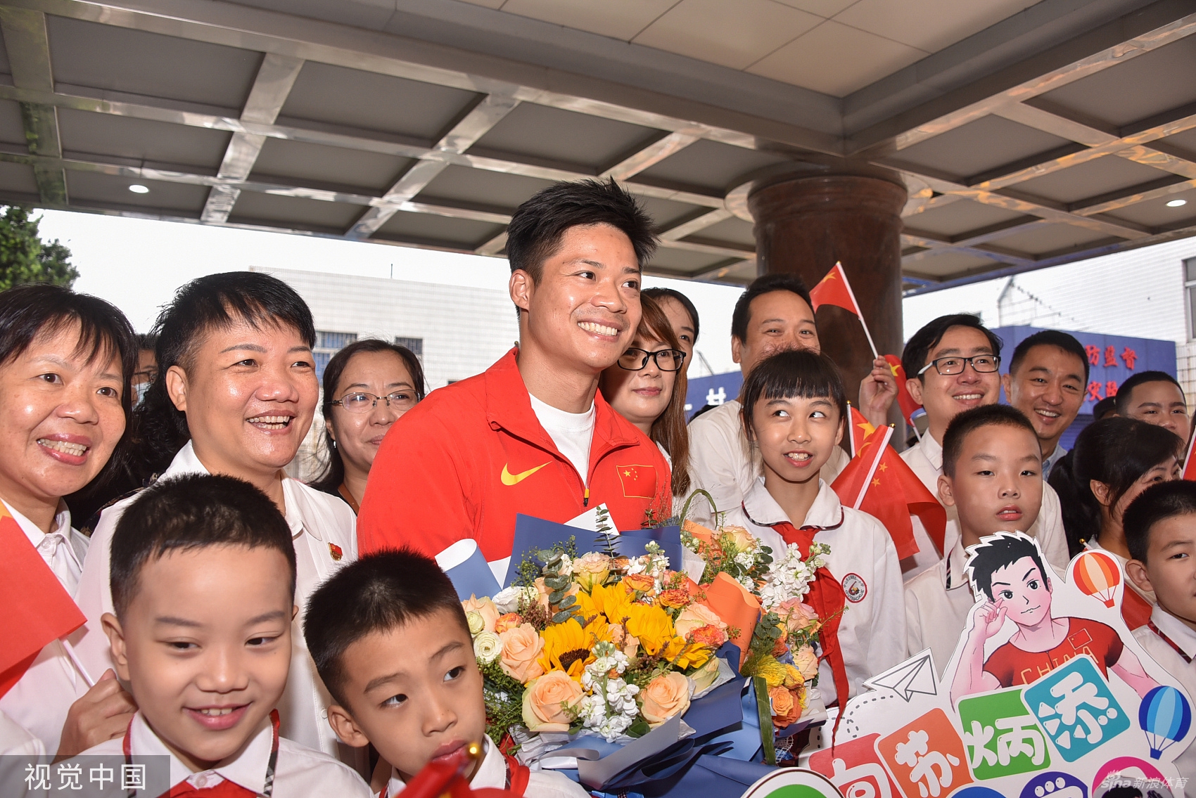 苏炳添回家乡中山古镇探望 与乡亲们交流合影