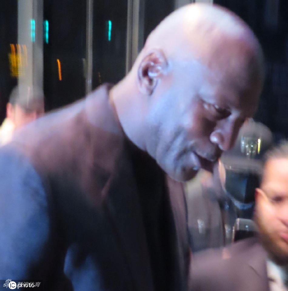 迈克尔-乔丹现身纽约卡内基音乐厅