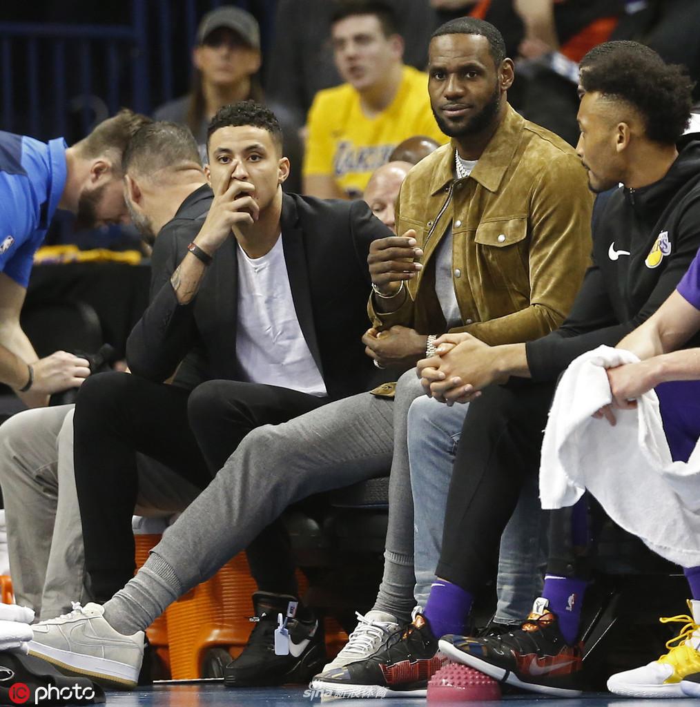 休闲小哥詹姆斯坐看湖人大战雷霆