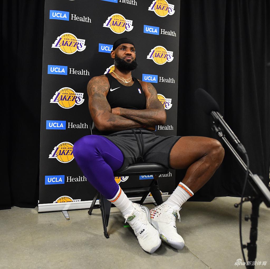 湖人高燃训练酷照放送！老汉詹姆斯大秀完美身材！