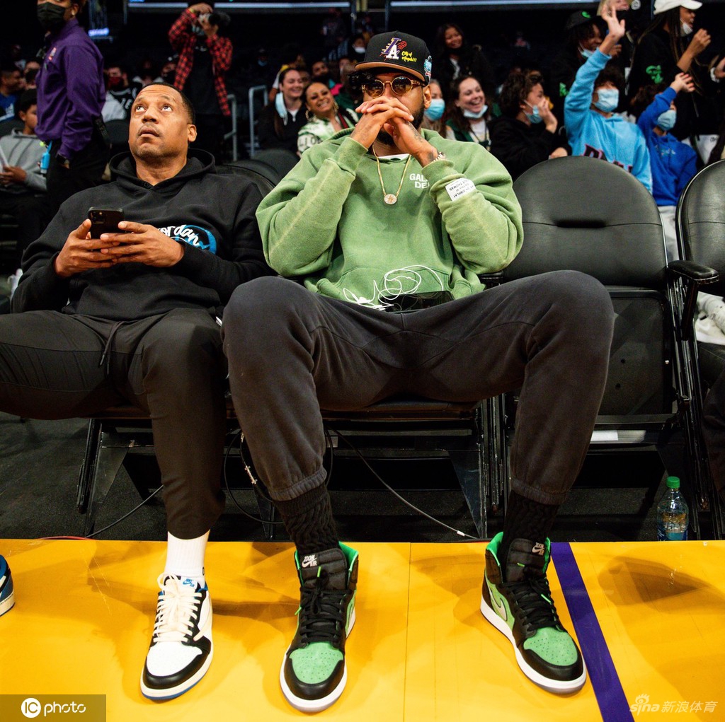 詹姆斯儿子比赛场边大腕云集 甜瓜保罗威少助阵