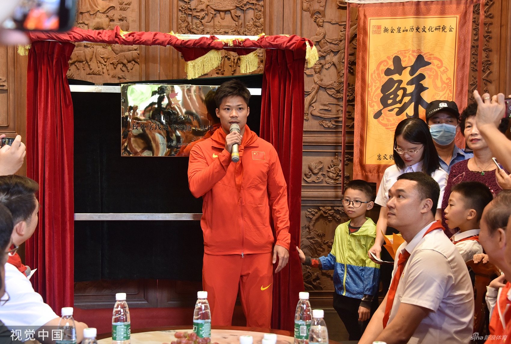 苏炳添回家乡中山古镇探望 与乡亲们交流合影