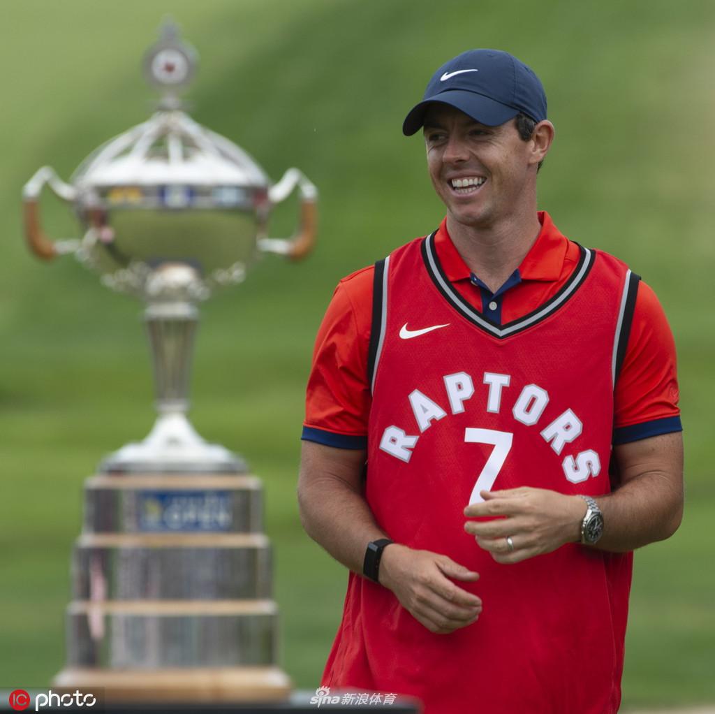 遥祝猛龙夺冠！高尔夫届的詹姆斯夺冠后穿洛瑞球衣