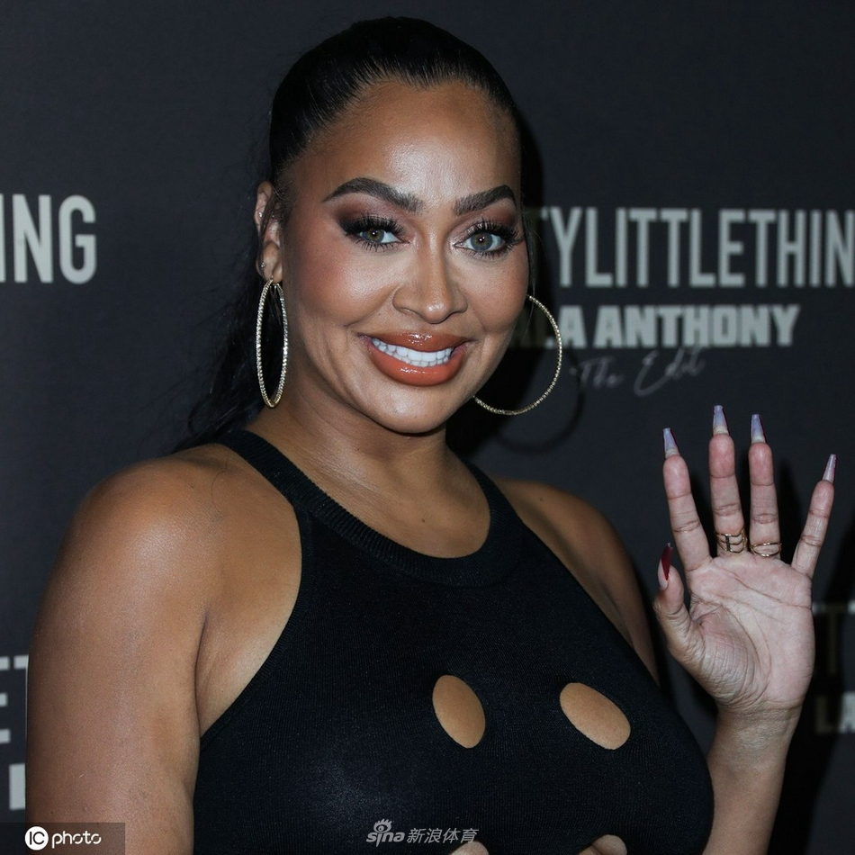 安东尼前妻现身好莱坞派对 一袭黑色紧身裙大秀丰满身材