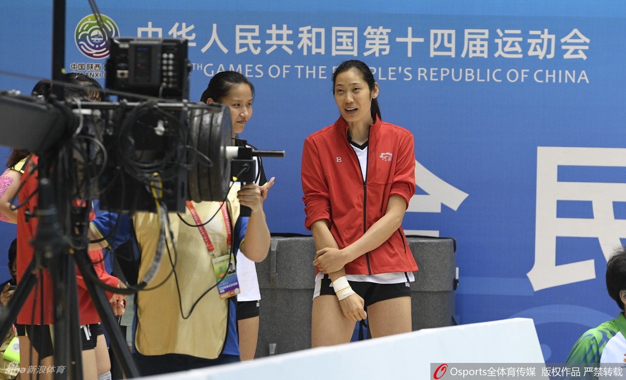 [全运]河南女排0-3遭上海横扫 朱婷伤停变送水工