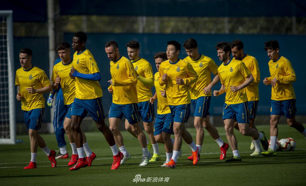 西班牙人训练备战联赛 武磊狂练射门