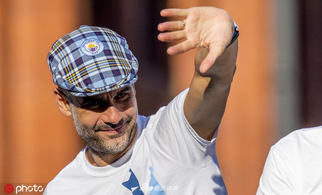 曼城夺冠庆典全城巡游 曼彻斯特被蓝色笼罩