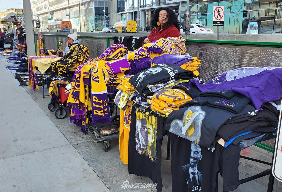 洛杉矶街头球迷以各种方式纪念科比