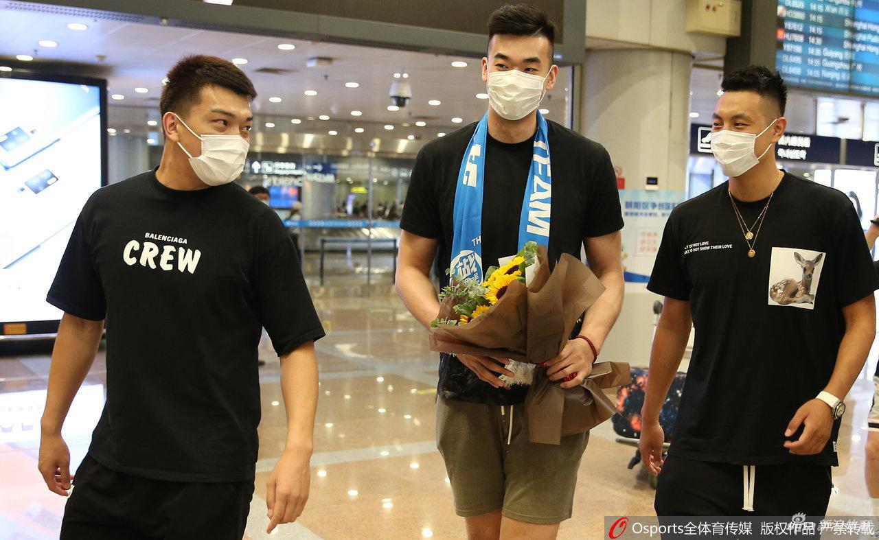 北京首钢新援李慕豪抵达北京 翟晓川机场接机