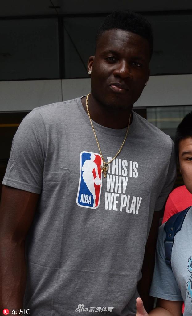 “饼皇”卡佩拉现身沪上街头