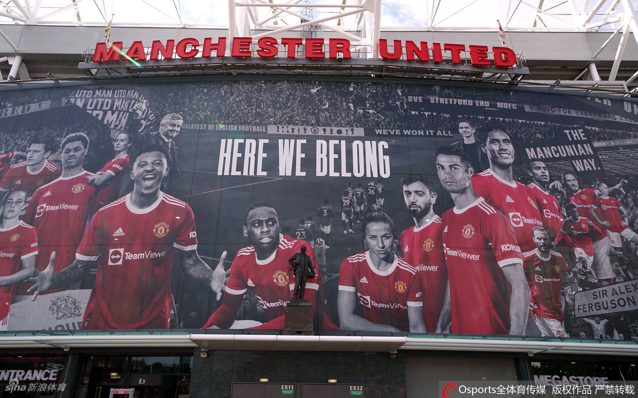 C罗正式与曼联签下合同 主场巨幅海报凸显地位