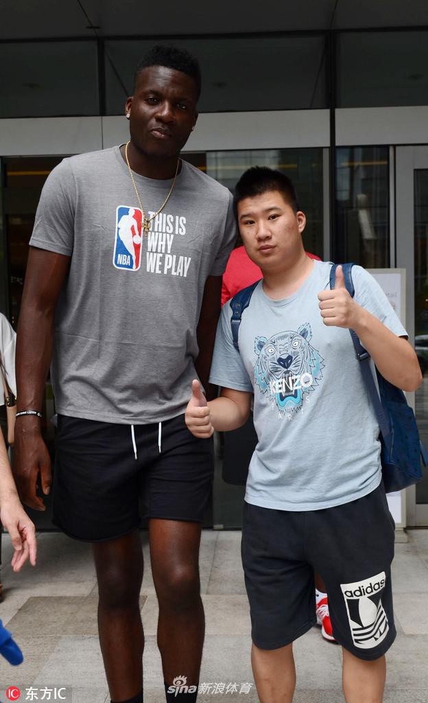 “饼皇”卡佩拉现身沪上街头