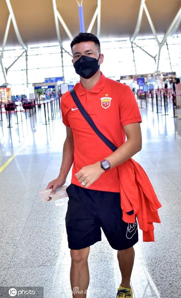 上海海港队出发前往大连备战中超联赛