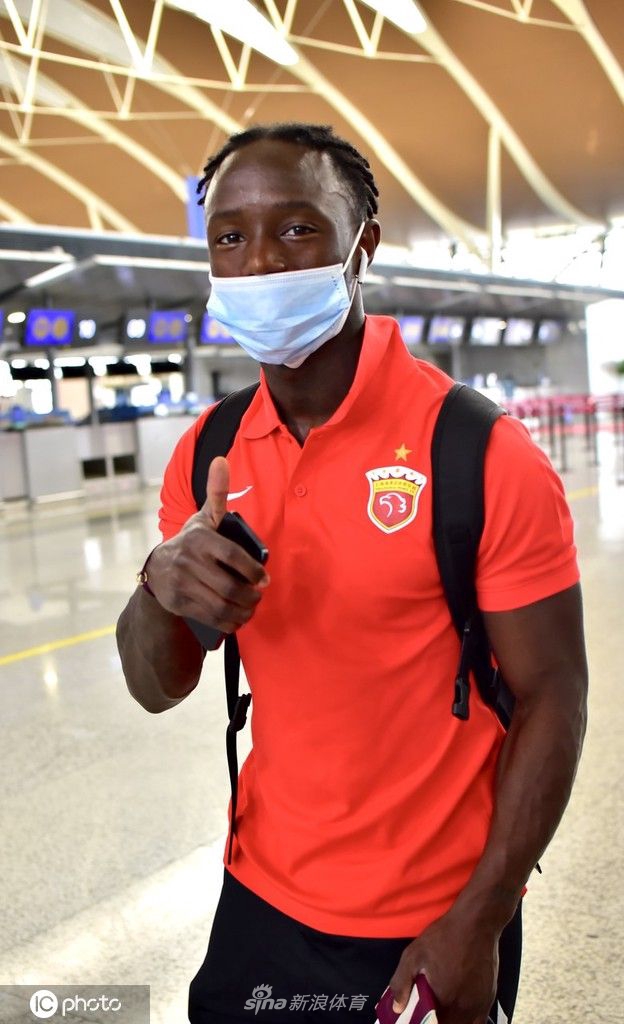 上海海港队出发前往大连备战中超联赛