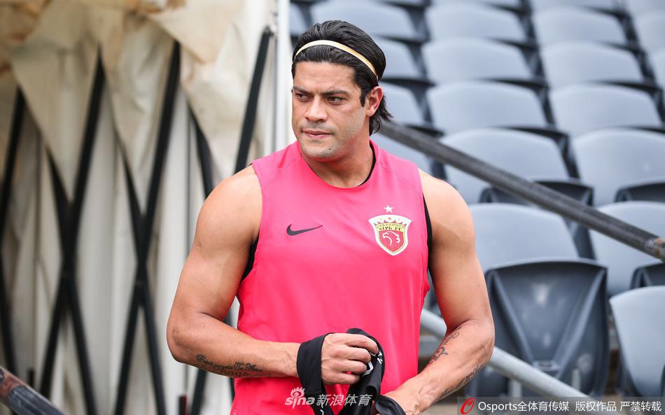 上海上港悉尼冬训胡尔克新发型抢眼