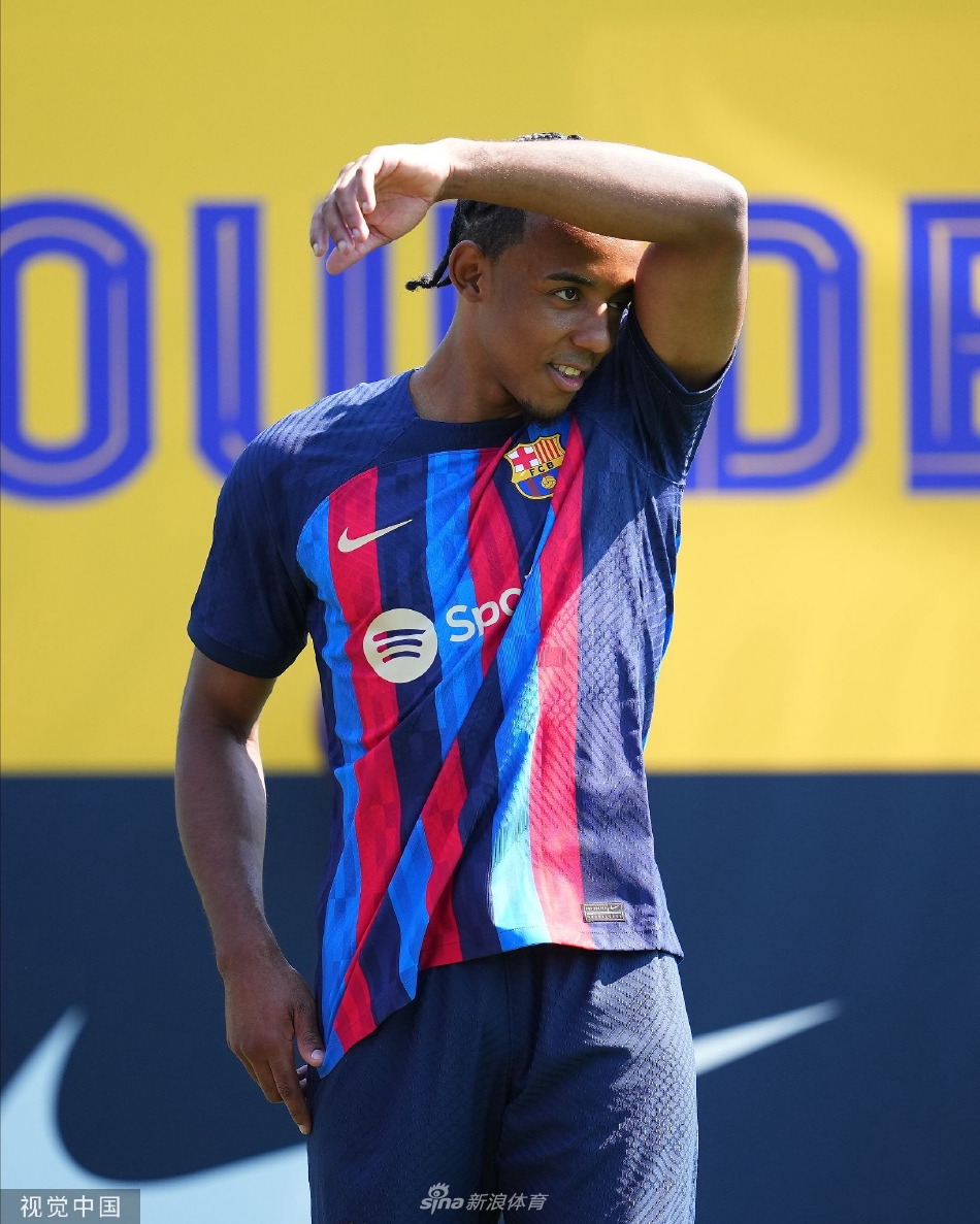 孔德加盟巴塞罗那出席亮相仪式