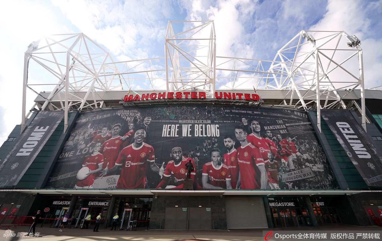 C罗正式与曼联签下合同 主场巨幅海报凸显地位