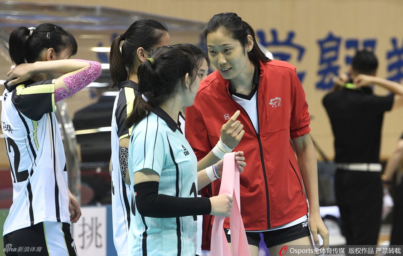 [全运]河南女排0-3遭上海横扫 朱婷伤停变送水工