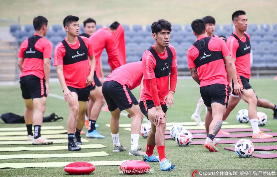 上海上港悉尼冬训胡尔克新发型抢眼