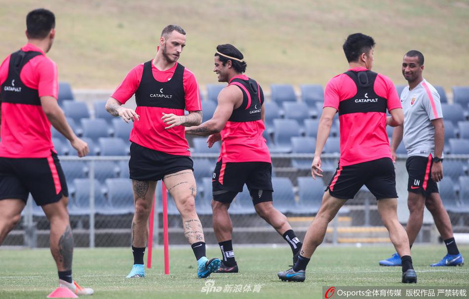 上海上港悉尼冬训胡尔克新发型抢眼