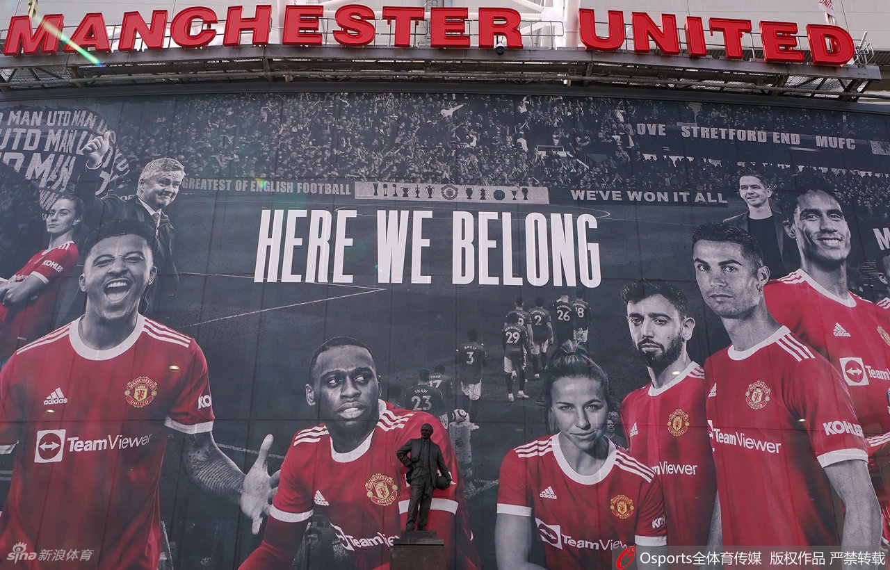 C罗正式与曼联签下合同 主场巨幅海报凸显地位