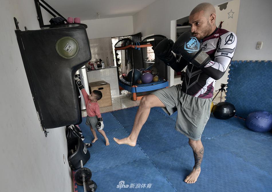 综合格斗选手与儿子居家训练