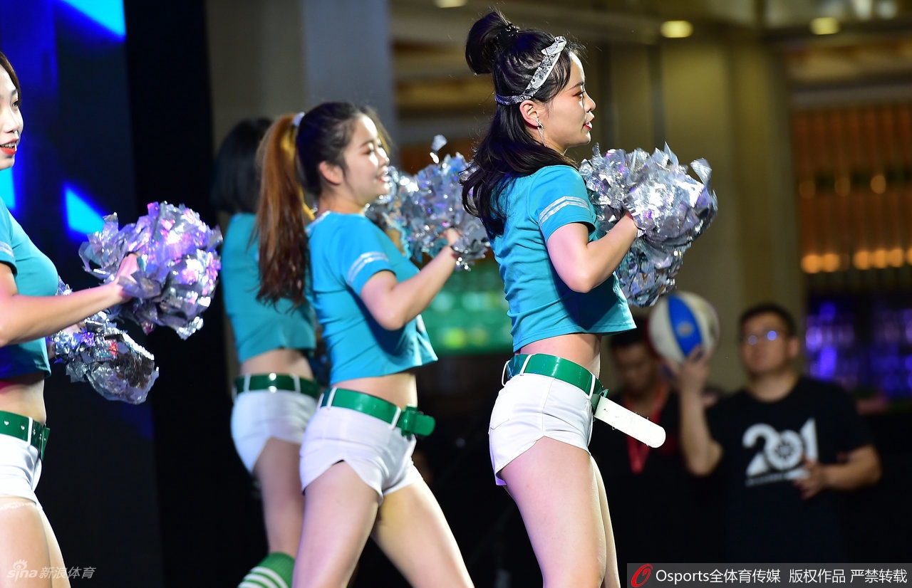 辽宁全运冠军运动员见面会 拉拉队宝贝活力热舞