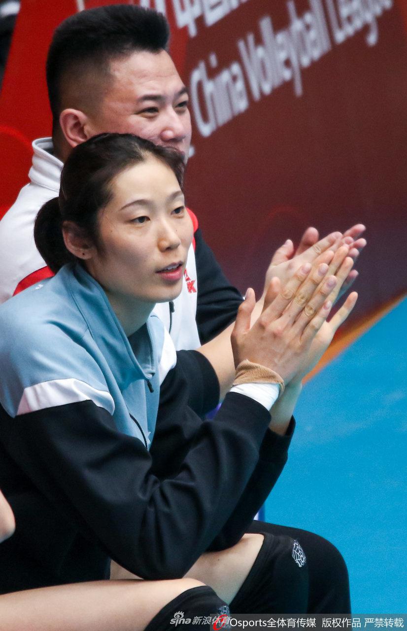 朱婷伤停激情犹在 拥抱独得35分的李盈莹