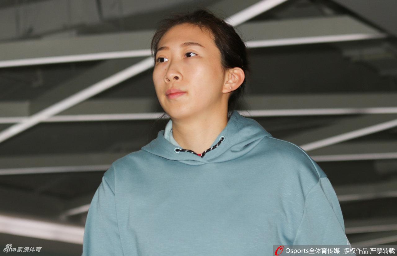 天津女排训练备战新赛季 朱婷引领众女将苦练