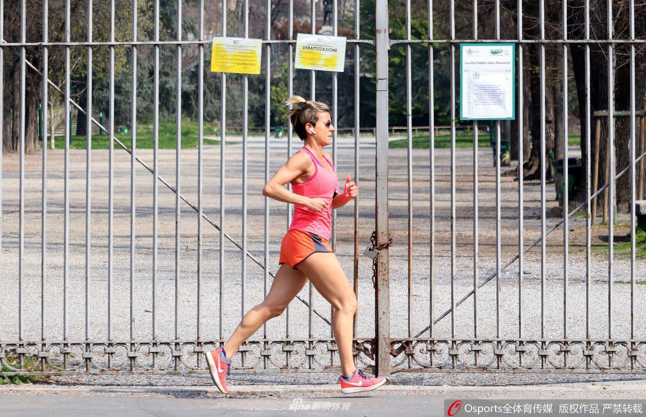 米兰实施疫情期间全城封闭 街头惊现不带口罩跑步女