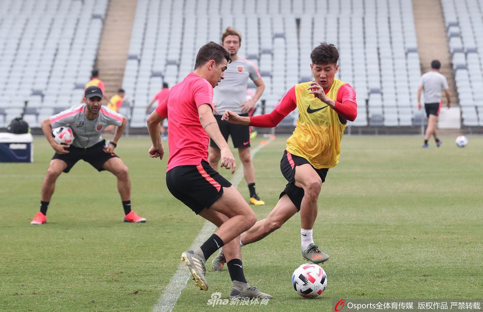 上海上港悉尼冬训胡尔克新发型抢眼