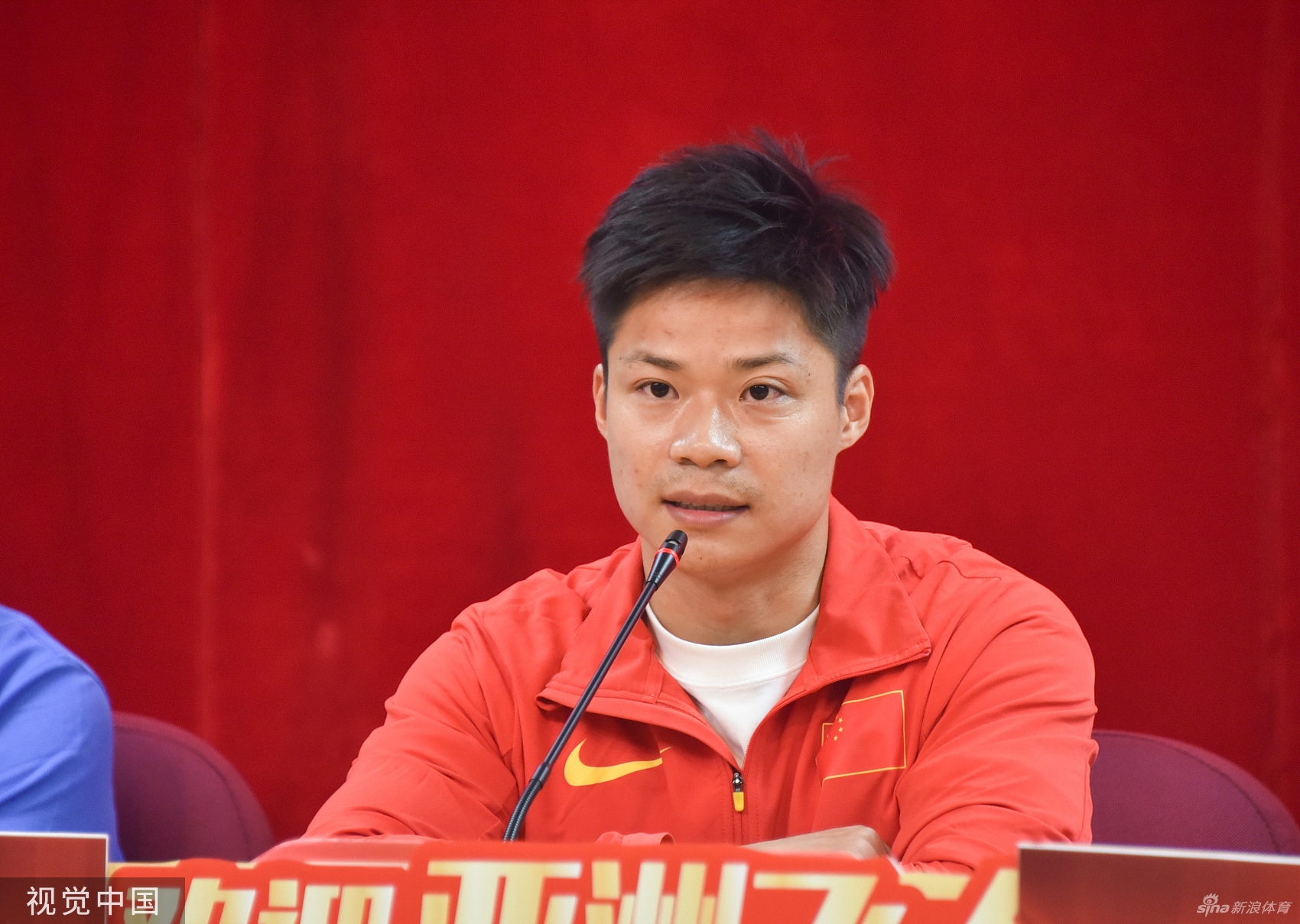 苏炳添回家乡中山古镇探望 与乡亲们交流合影