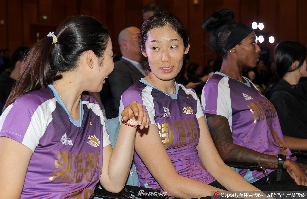 朱婷领衔出席天津女排出征仪式